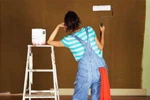 Женщина может самостоятельно покрасить стену