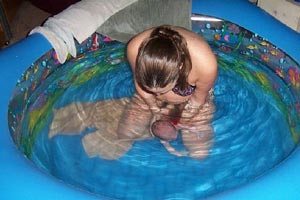 Женщина рожает в бассейне