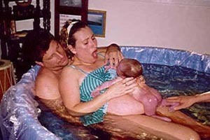 Женщина рожает в воде