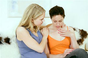 Девушка заботиться о подруге