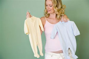 Беременная женщина выбирает одежду