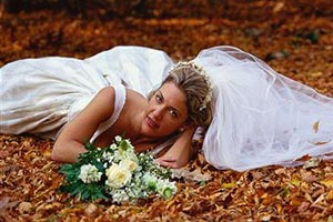 Невеста лежит на листьях