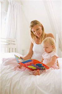 Женщина читает книжку ребенку
