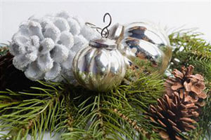 Елочные новогодние украшения - шишки и шары