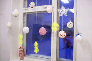 Новогодние игрушки украшают окно