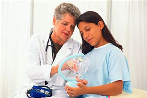 Врач показывает беременной девушке строение плаценты