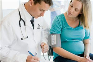 Доктор консультирует беременную девушку