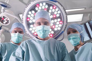 Хирург на операции по увеличению длины пениса
