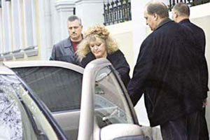 Алла Пугачева садится в свою машину