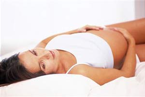 беременная женщина лежит на кровати