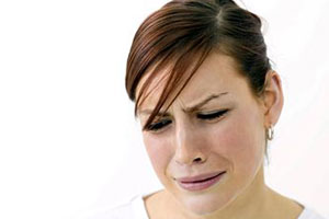 Девушка плачет из-за потери близкого человека