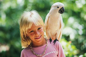 Девочка с попугаем на плече