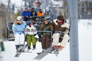 Семья учится кататься на лыжах