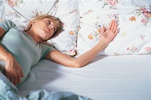 Грустная беременная девушка лежит на кровати