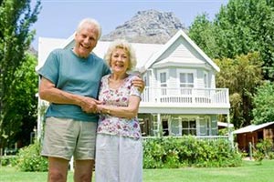 Пенсионеры около своего дома