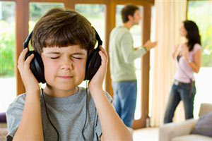 Ребенок слушает музыку в наушниках