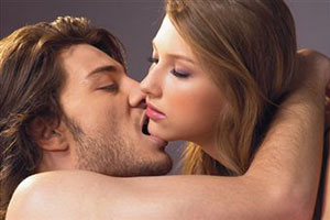 Мужчина целует женщину