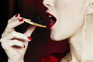 Женщина ест черную икру