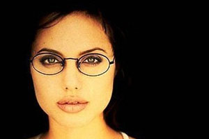 Анджелина Джоли в очках