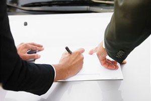 Подписание договора о страховании автомобиля