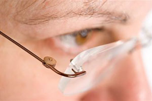 Глаукома у мужчиныв с очками