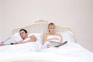 Мужчина-девственник лежит на кровати рядом со своей партнершей