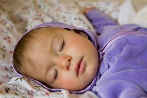 Днем ребенку желательно спать на свежем воздухе