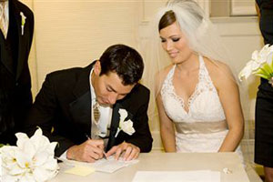 Мужчина подписывает бумаги о браке
