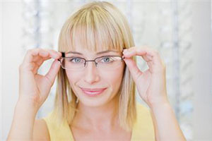 Ухудшение зрения у девушки в очках