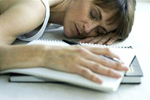 Девушка спит на кипе бумаг