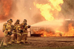 Пожарники тушат огонь