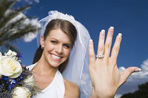 Невеста показывает кольцо