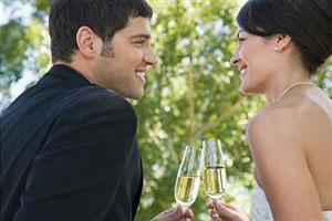 Жених и невеста пьют шампанское