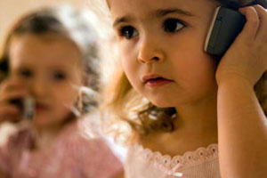 Маленькая девочка говорит по сотовому телефону