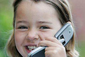 Ребенок говорит по телефону