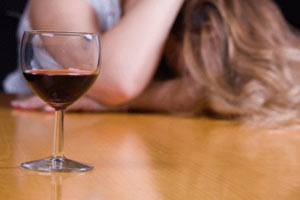 Запой представляет собой одну из наиболее опасных форм зависимости от алкоголя