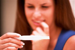 Девушка делает тест на беременность