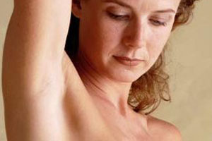 Женщина длеает эпиляцию подмышек