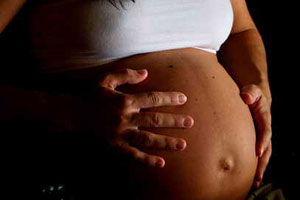Растяжки на животе беременной женщины