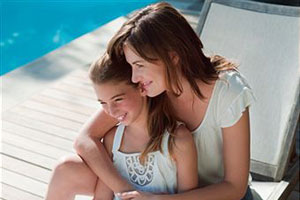 Мама с дочкой у бассейна