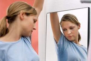 Девушка смотрит в зеркало на потные подмышки