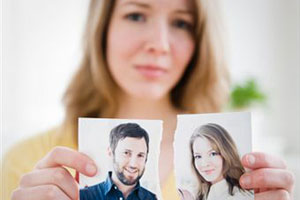 Девушка рвет фотографию парня