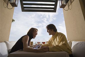 Мужчина и женщина сидят за столиком
