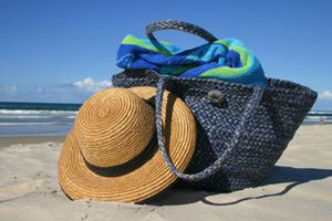 Пляжная сумка лежит на песке