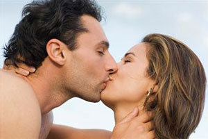 Девушка целует мужчину