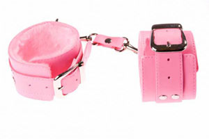 Меховые розовые наручники