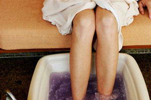 Согреть ноги поможет теплая ванночка
