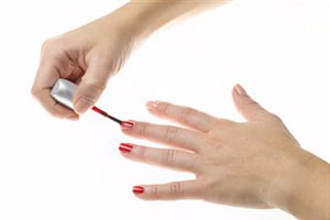 Дефекты ногтевых пластин возникают из за частого нанесения лака