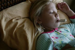 Девочка спит с градусником