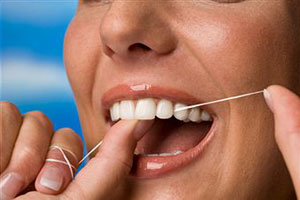 для избежания неприятного запаха изо рта следует пользоваться зубной нитью